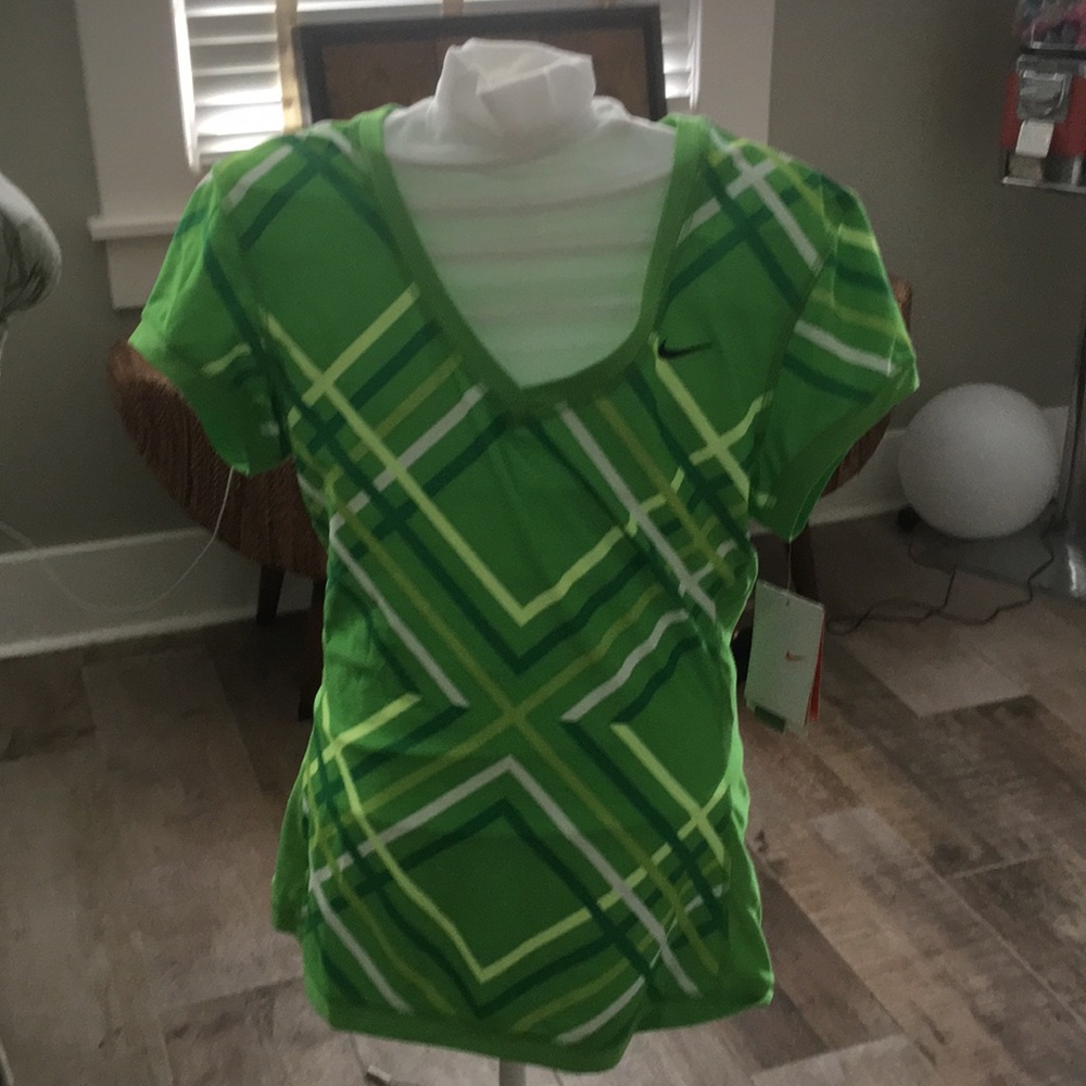 Nike women’s training top. NWT.‎ 42 retail